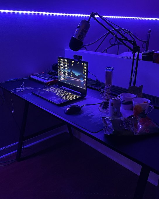 new desk/setup >:3 https://t.co/tAADrvnrqZ