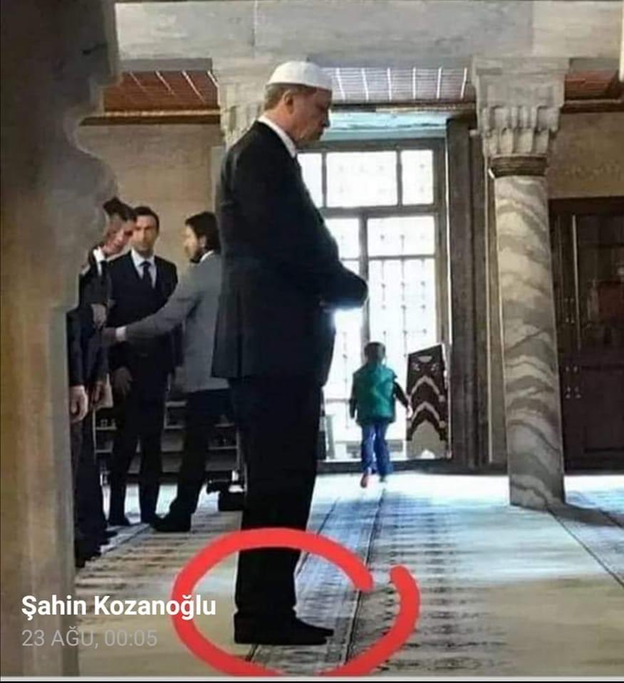 Hem camiye Ayakkabı ile girilmiş hem seccadeye basılmış.
Haber yap <a href="/ahaber/">A Haber</a>