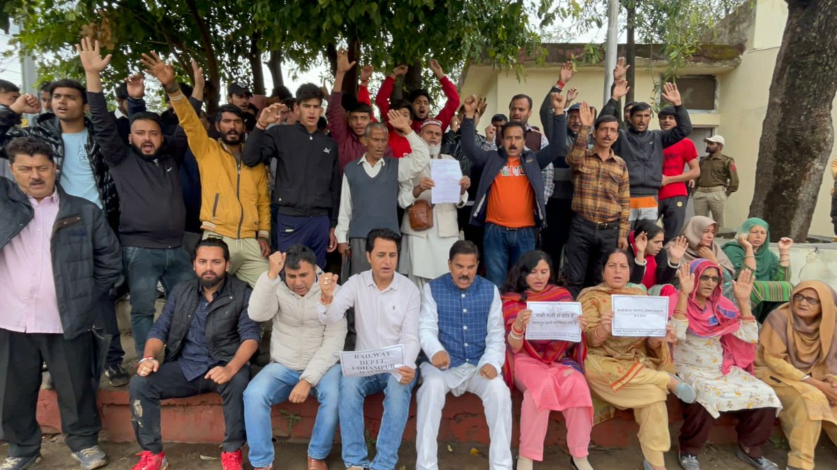 RisingKashmir's tweet image. #PanthersParty protests #against #railway for #denying #road to #Udhampur #residents

@1HarshDevSingh

risingkashmir.com/panthers-party…