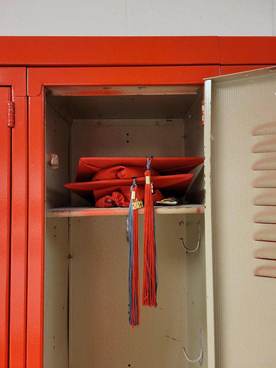 boogsmcgoogs11's tweet image. Cap and gown pics were today. Always a favorite day of mine. Love  working in a small school and watching so many grow up. #bearaider