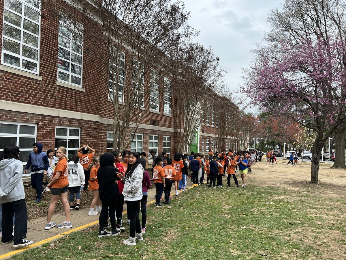 lsullivan's tweet photo. Hooray for the Spring session of Barrett Runners #KWBPride #students #teachers #parents #smiles #community #APSisAwesome https://t.co/CJJO52fehP