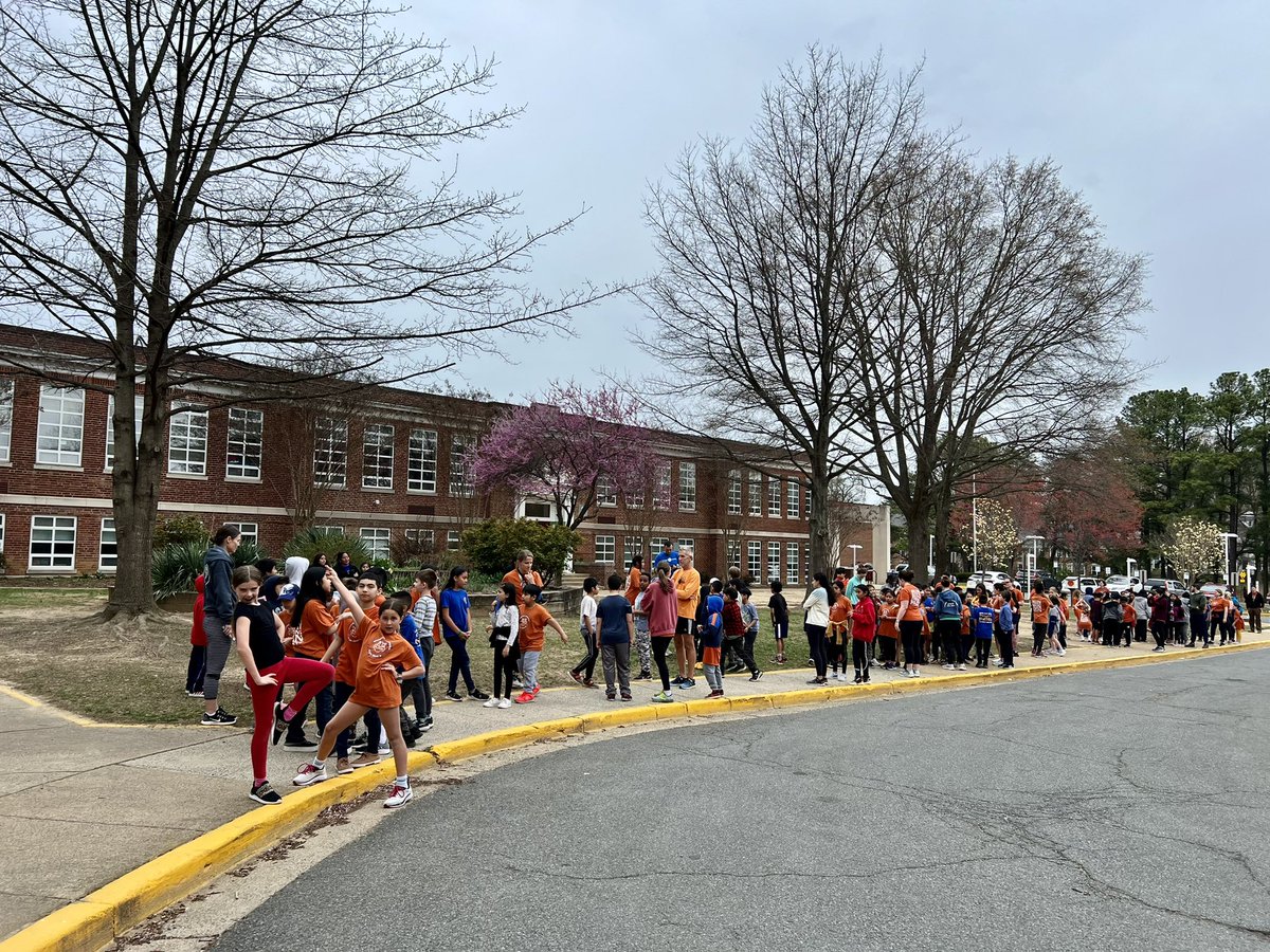 lsullivan's tweet photo. Hooray for the Spring session of Barrett Runners #KWBPride #students #teachers #parents #smiles #community #APSisAwesome https://t.co/CJJO52fehP