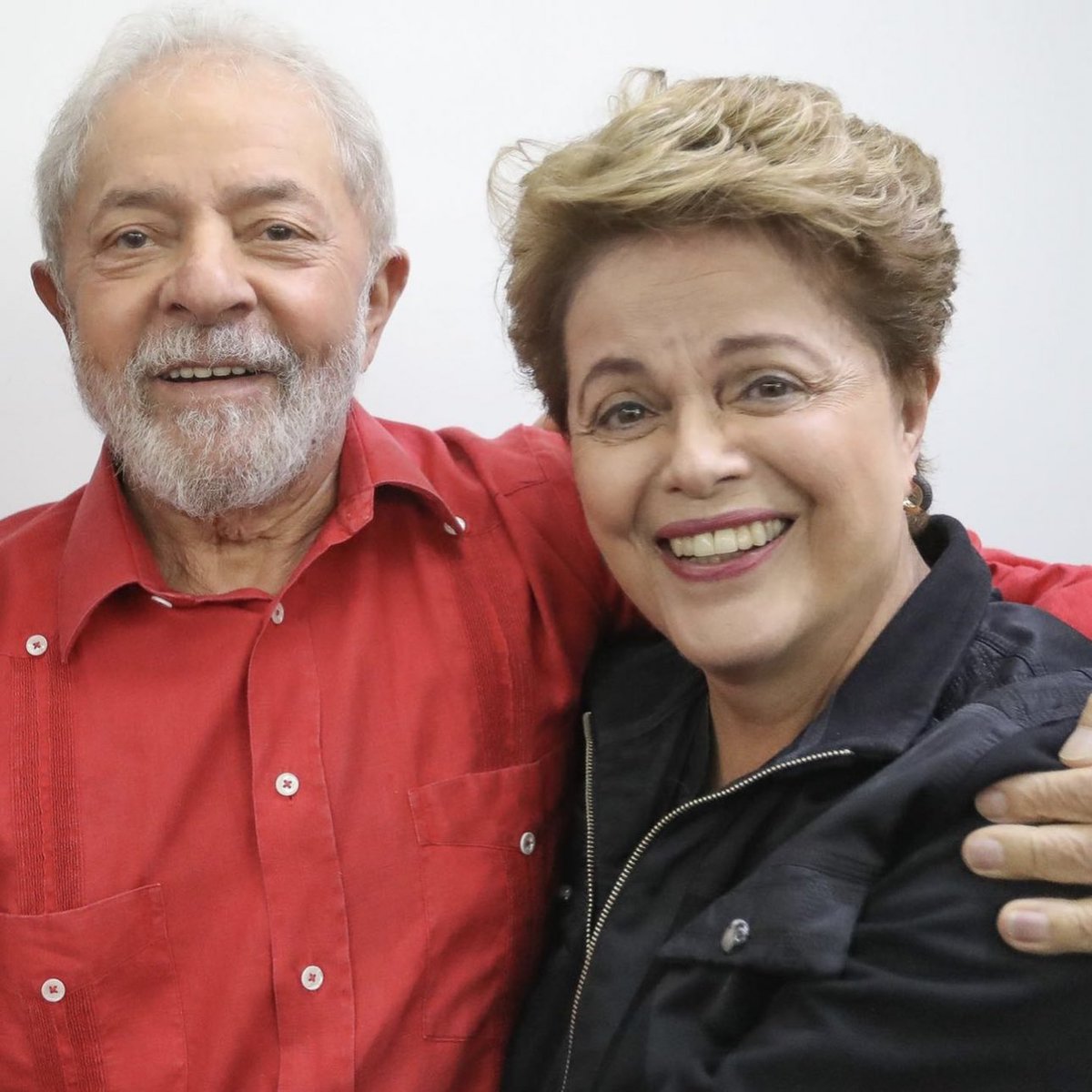 🚨AGORA: Em entrevista, papa Francisco diz que o presidente Lula foi condenado pela Justiça sem provas e que a ex-presidenta Dilma Rousseff tem mãos limpas: “Sofreu um processo de impeachment injusto”.