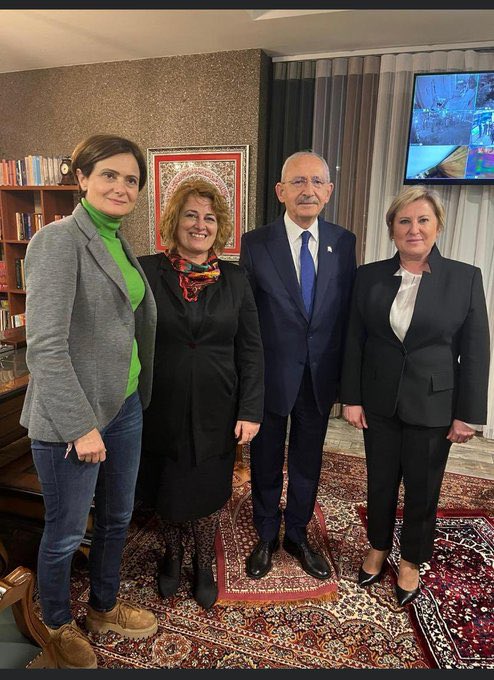 Demek ki namaz kılınmış. Makinaya atılıp yıkanır o halı parçaları şerefsiz ibneler. Peygamber seccade mi kullandı. Katlayıp gödünüze sokun.