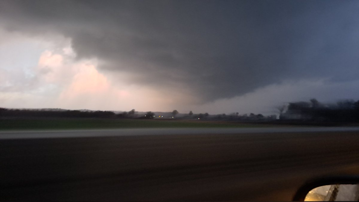 Jeremyds45's tweet photo. Lowering in the cloud base East Northeast of Dexter

@NWSPaducah https://t.co/SnWWM3bvmN