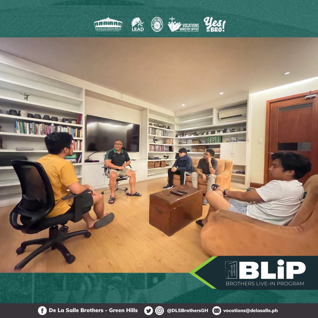 DLSBrothersGH's tweet photo. • #BLIP Day 3 Round Up: Community &amp; Congratulations •

Br. Felipe’s session with the live-inners about the Community Life of the Brothers. 🙏🏼

A simple treat followed in joyful anticipation of the live-inners passing the DLSU CAT. Congratulations! 👏🏼 

#YesBro #FSCvocations https://t.co/InftOCSJjo