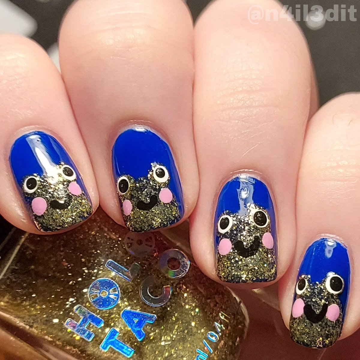 n4il3dit's tweet photo. Holo #amethystkittens and today we celebrate the end of March with another frog mani because yes 🍌💜

Happy birthday Ben (@simplybenlogical) 🎉💜

#bentendobday

💜💜
Products from 
@holotaco 
@nailogical 
💜💜

#holotaco #holotacocombo #frognails #frognailart #frog #yellowfrog https://t.co/PVFIfKk8SG
