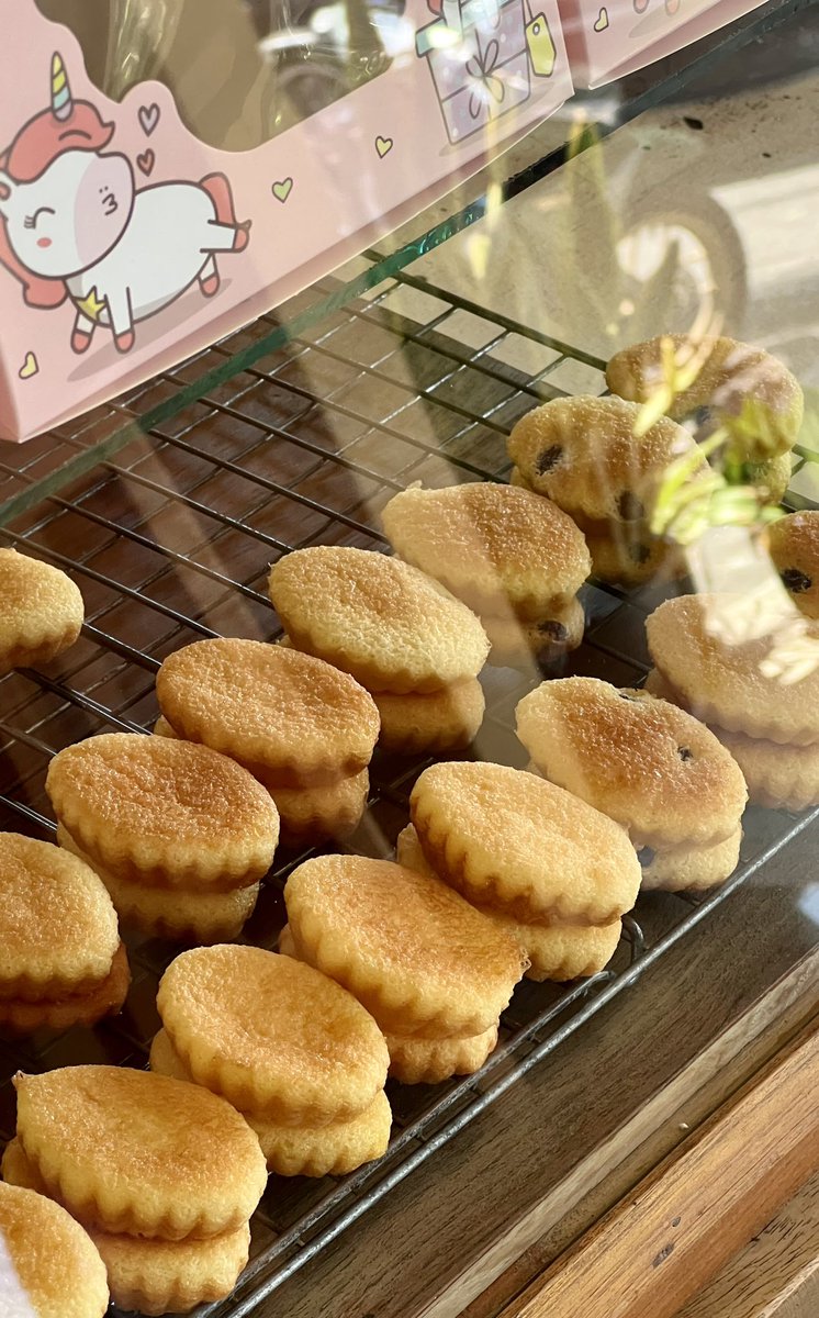 papdiawdiawmaa's tweet photo. ขนมไข่ภูเก็ต อร่อย เนื้อนุ่ม ฉ่ำเนย หอม ละมุนไม่หวานมาก ซื้อเป็นของฝากได้ ทานเพลินๆ แนะนำเลยค่ะ
📍 โกเอ็ม ขนมไข่เตาถ่านภูเก็ต #ReviewThailand #รีวิวภูเก็ต #Reviewphuket
#แปปเดียวเดี๋ยวมา #papdiawdiawmaa #nrintravel https://t.co/l1o7zJH8Mf