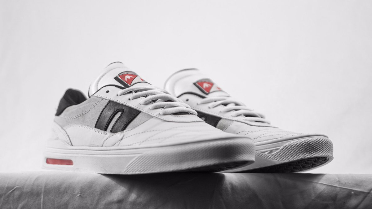 AWESOMEFOOTWEAR tweet media
