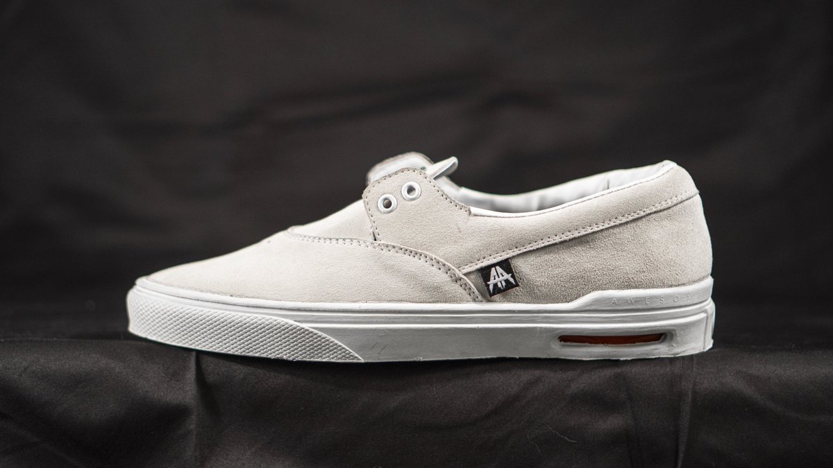 AWESOMEFOOTWEAR tweet media
