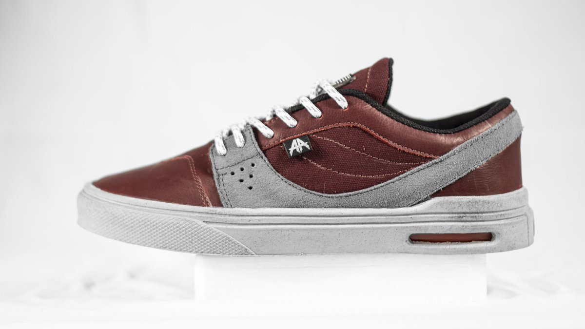 AWESOMEFOOTWEAR tweet media