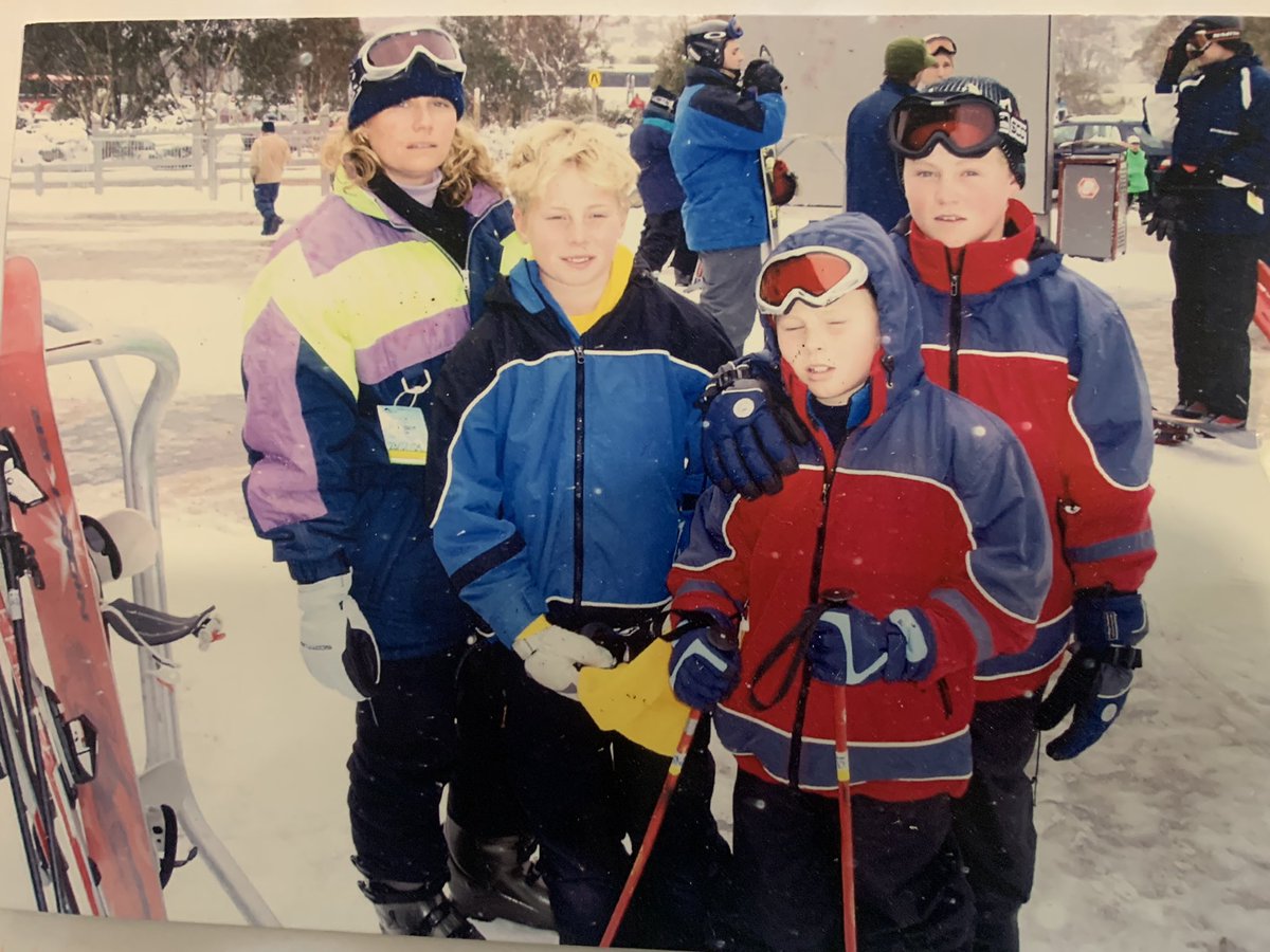 AndyHemmings66's tweet photo. Hemmings ski team .
The gold was with the company https://t.co/v4YPGWWEEi
