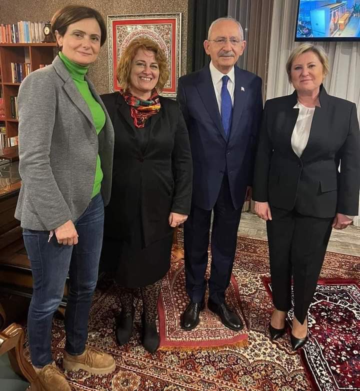 AyhanAydogdu_25's tweet photo. İsterseniz Ateşe tapın bu bizi alakadar etmez ama Bizim dinimizin kutsallarına, seccadesine bu ahlaksız tavır bizi alakadar eder. 
Toplumun sosyolojisine bu kadar yabancı olduğunuz için bu millet 80 yıldır size iktidar vermiyor vermeyecek… https://t.co/FJWCIEwL9t