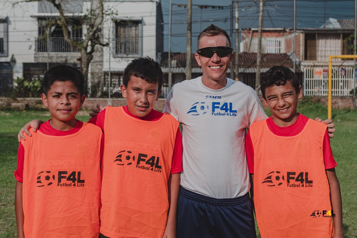 ☑ Check out what we are doing in La Tebaida, Quindío with the kids in our program!

#NonProfitWork #Soccer