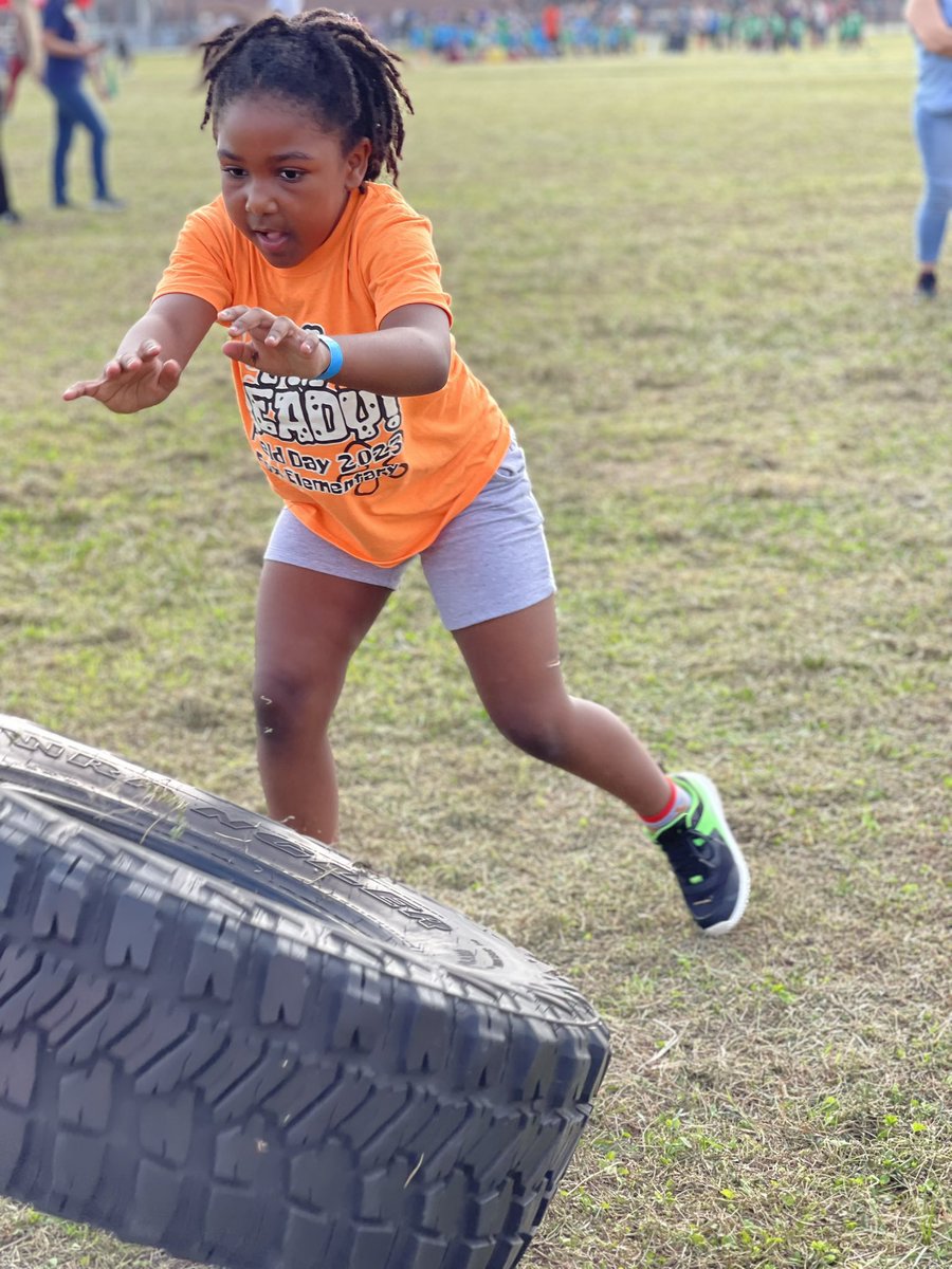 AnahSteagall's tweet photo. Another amazing field day @FoxKISD @KleinISD @kitacombs 🧡💙 #likeafox https://t.co/UPgsf0yzr2
