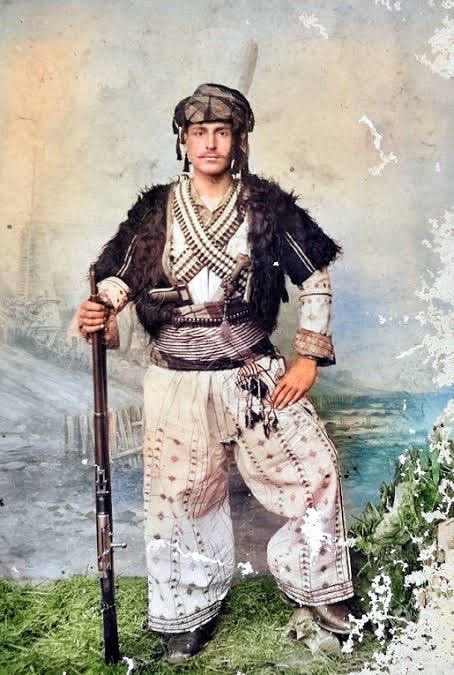 Kurdish men's clothing in 1900.

#KurdishCulture Şevbaş 🌼