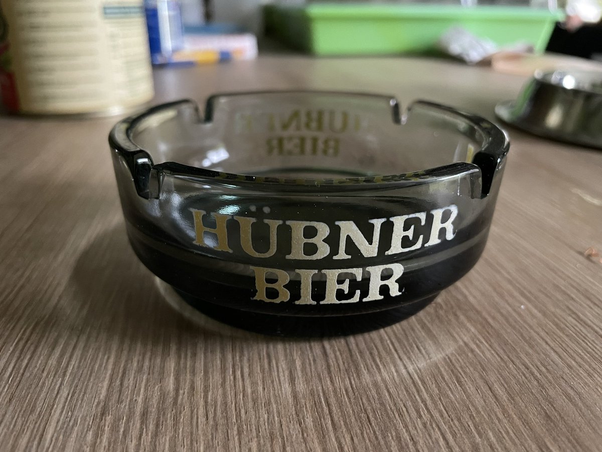 A little piece of unexpected breweriana, from my wife of course. Hübner was the big brewery in her home town, Mosbach. Actually, my son and I had lunch in their old inn two weeks ago!
Wrote a bit about the brewery and material culture a few years ago 😄

thebittenbullet.blogspot.com/2015/07/the-se…
