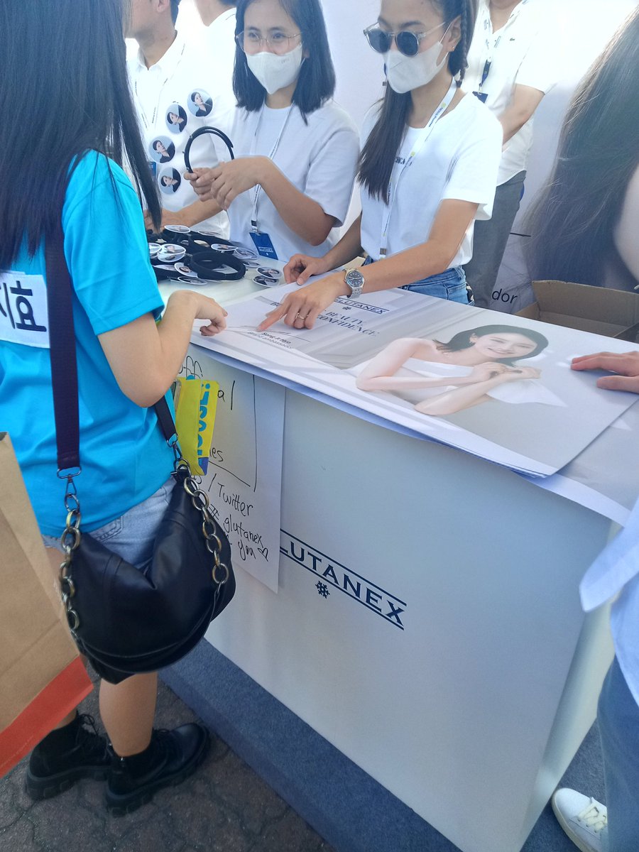 RedAttitude__'s tweet photo. Thank you!! 💙 #songjihyo #glutanex #RUNNINGMANinMANILA https://t.co/CXhu0xu8Hb