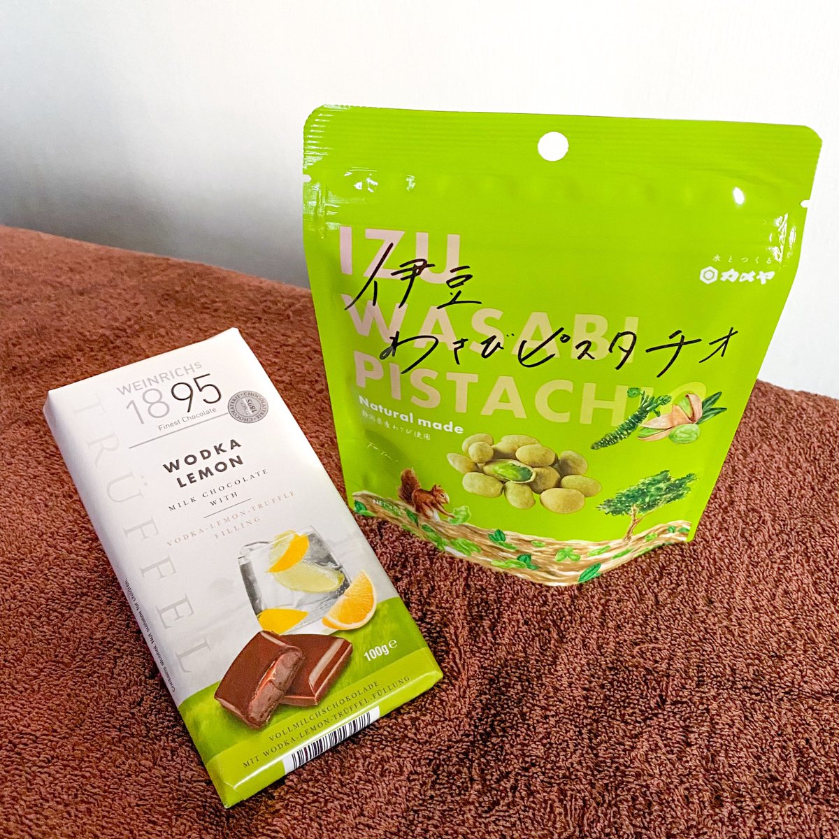 お客様に差し入れいただきました！わさびピスタチオ本当に辛いけどクセになる美味しさ😋唐辛子系はかなりニガテですが、ワサビと和カラシのお菓子はけっこう好きです！ウォッカレモンチョコは不思議な味。スッキリしてるんだけどチョコは濃厚で美味しかったです。ありがとうございます✨