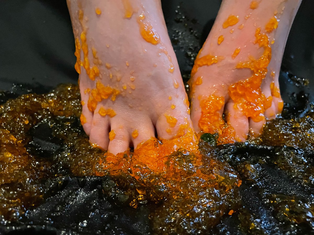 Smoketoe's tweet photo. Do you like me better clean or dirty better? #smoketoe #messyfeet #messy #feetpics @Feetfinder @Feet_of_the_Day @rtfindom_feet  #dripping #feetpics

https://t.co/603Xb6sMGR https://t.co/Uq6GN7v93c