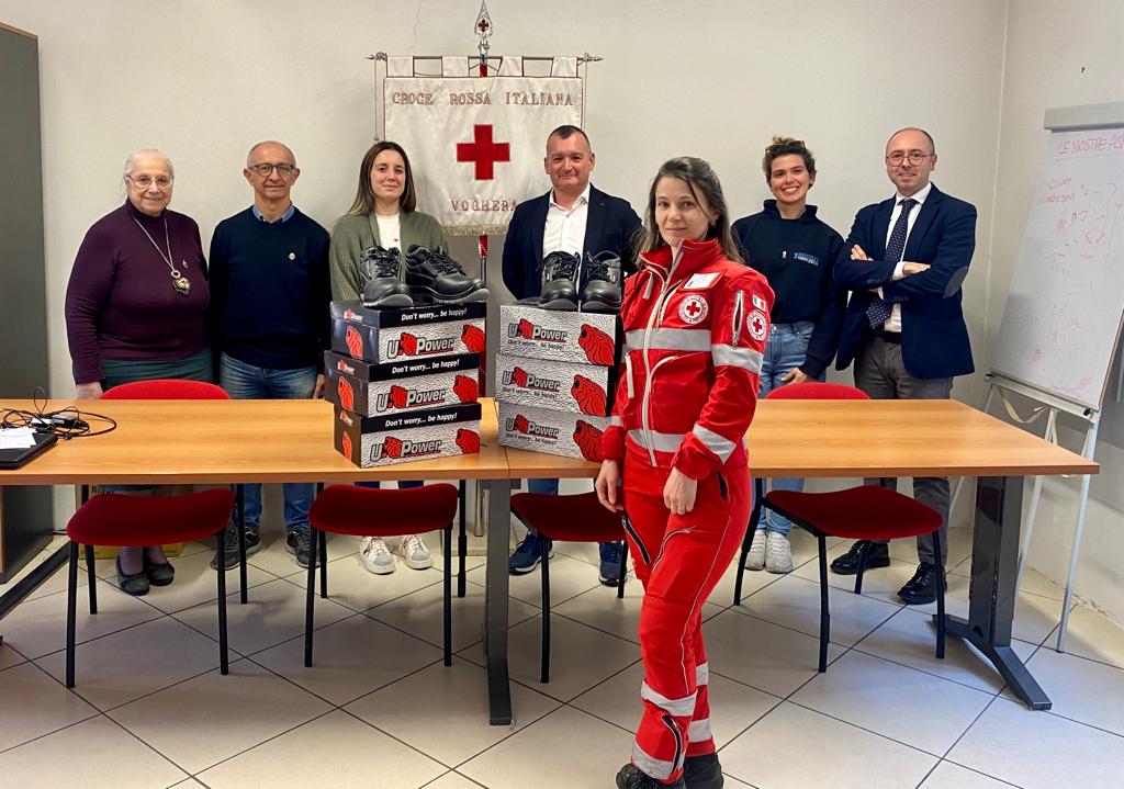 donelli1911's tweet photo. Martedi i colleghi di #Voghera hanno consegnato 50 paia di scarpe antinfortunistiche alla @crocerossa - Comitato di Voghera.  Un modo per testimoniare nuovamente il legame con l'#Oltrepo Pavese, #territorio nel quale stiamo continuando ad #investire. Grazie e buon lavoro! #esg https://t.co/Fb4MQB3iCU