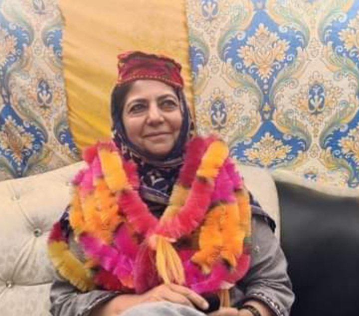 Talib_Hussain_'s tweet image. "@MehboobaMufti is most pwrful Leadr of J&amp;amp;K" @IndianExpress 
How? While She hs no money! evn nt hvng a #Marla of Land in JK! Nt hvng own #House! But She is d alone, bold voice of JK and a source of inspiration for us all.
Proud 2 hv a Leadr like u.
سَلام اے دُخترِ کشمیر سَلام۔