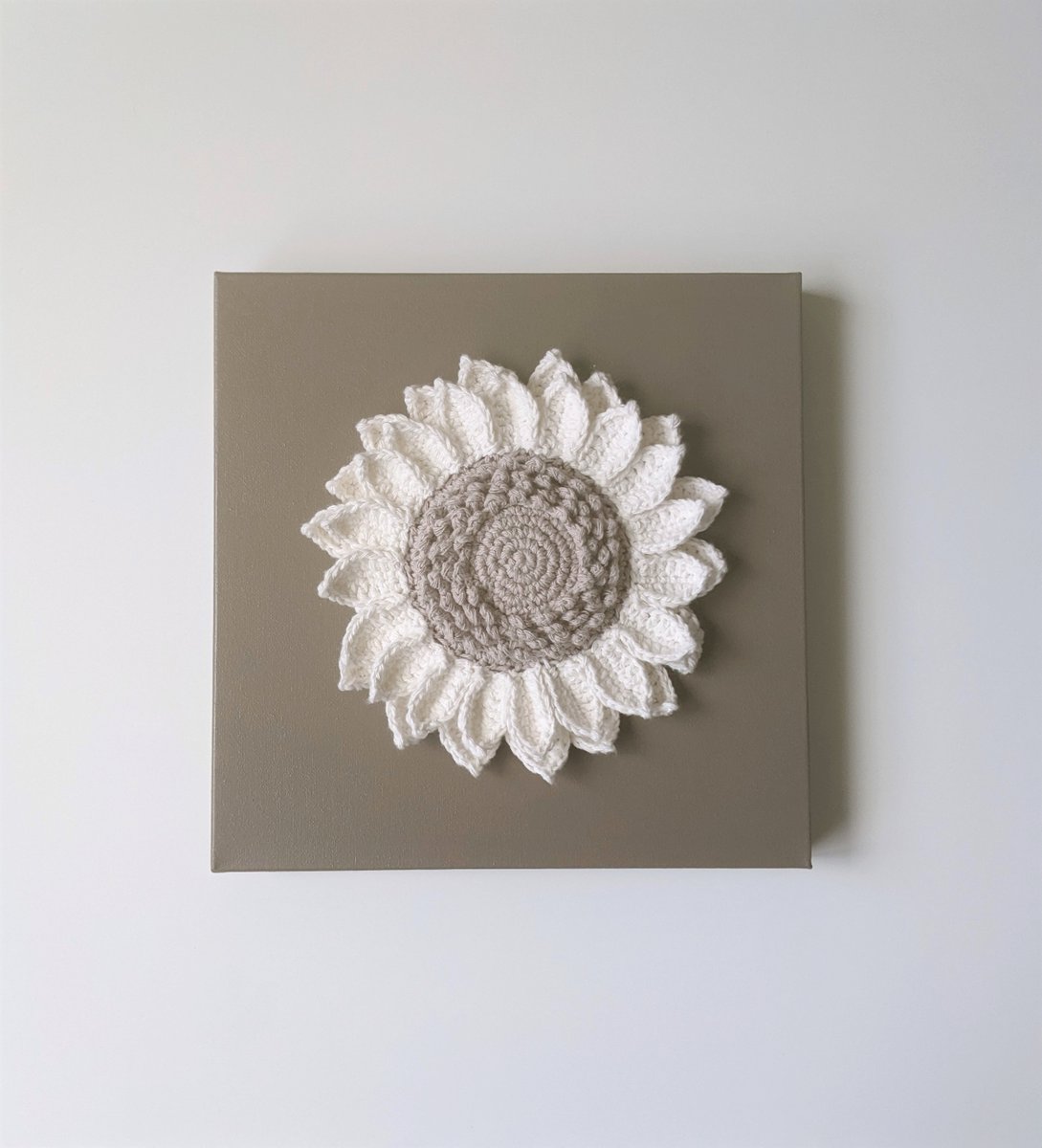 revecoton's tweet photo. Mise en scène d'une fleur style tournesol sur tableau !
#crochet #crochetaddict #crochetflower #faitmain #faitmainenfrance #handmade #homemade #decorationinterieur #deco #decoration #decoflowers #bohemianstyle #creation #creationfrancaise https://t.co/Vva5V75pyn