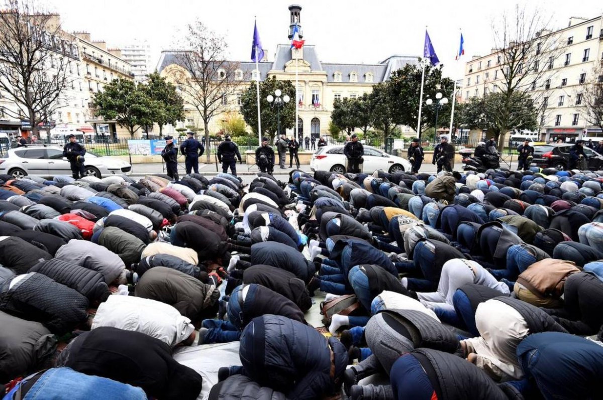 F_Desouche's tweet photo. Pour la première fois dans l'Histoire de France, le nombre de musulmans pratiquants a dépassé celui de catholiques pratiquants chez les 18-59 ans
https://t.co/TYacH4MFnf https://t.co/WmgctFDbTB
