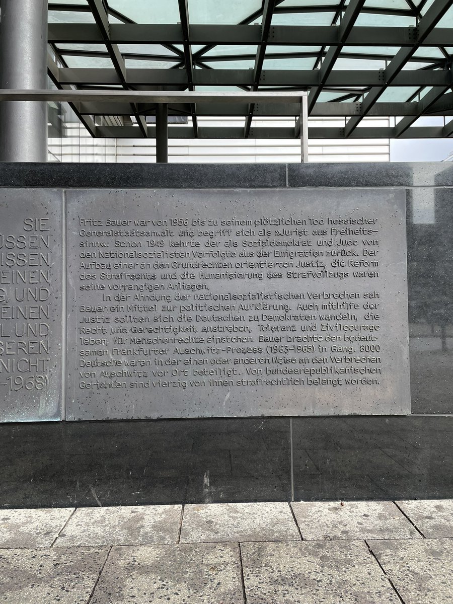 nikolaslelle's tweet image. ein Denkmal in Frankfurt am Main erinnert an Fritz Bauer. Der Stein symbolisiert die Spitze des Eisbergs. Im Text wird der Skandal nochmal benannt: von 8000 Tätern in Auschwitz wurden 40 belangt. Unfassbar.
