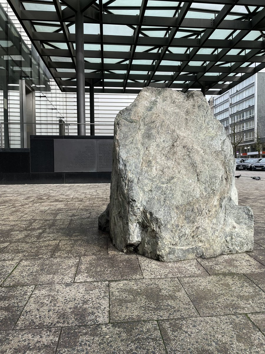 nikolaslelle's tweet image. ein Denkmal in Frankfurt am Main erinnert an Fritz Bauer. Der Stein symbolisiert die Spitze des Eisbergs. Im Text wird der Skandal nochmal benannt: von 8000 Tätern in Auschwitz wurden 40 belangt. Unfassbar.