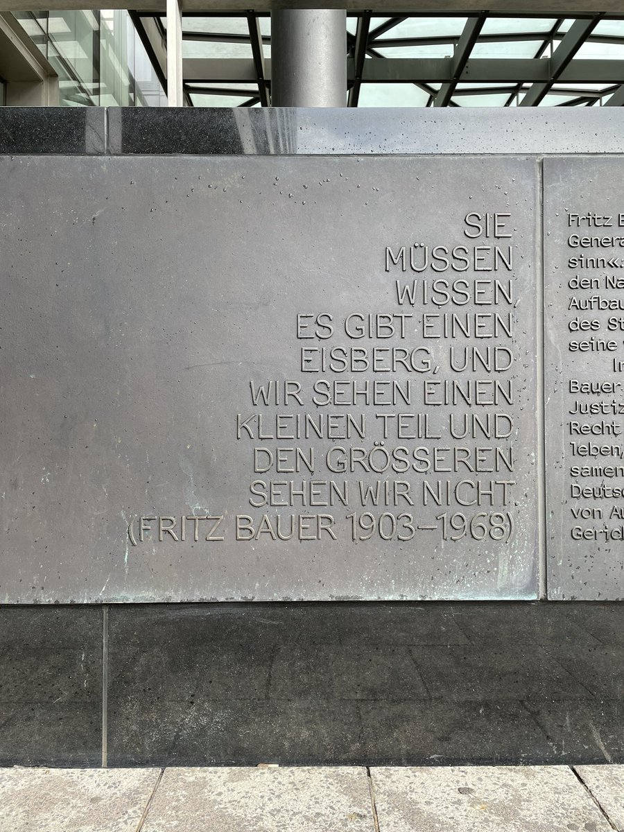 nikolaslelle's tweet image. ein Denkmal in Frankfurt am Main erinnert an Fritz Bauer. Der Stein symbolisiert die Spitze des Eisbergs. Im Text wird der Skandal nochmal benannt: von 8000 Tätern in Auschwitz wurden 40 belangt. Unfassbar.