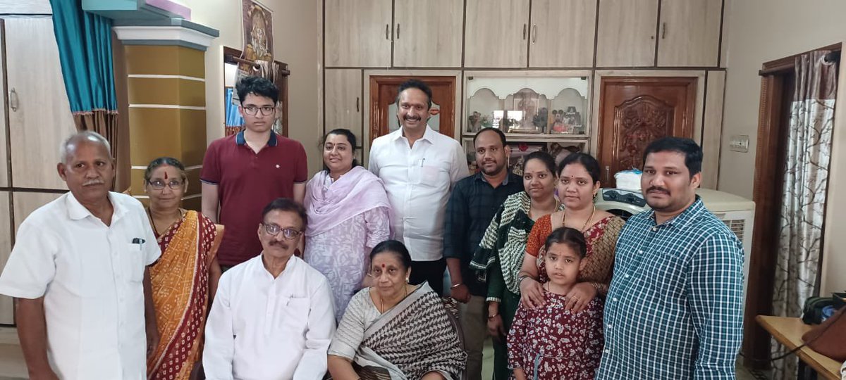 SaiLokeshKumar1's tweet image. రాజంపేటలో మా ఆత్మీయులు సీనియర్ నాయకులు మాజీ సర్పంచ్ శ్రీ తోట రామయ్య గారి స్వగృహములో భోజన కార్యక్రమములో పాల్గోనడం జరిగినది.

#saiprathap #rajampeta