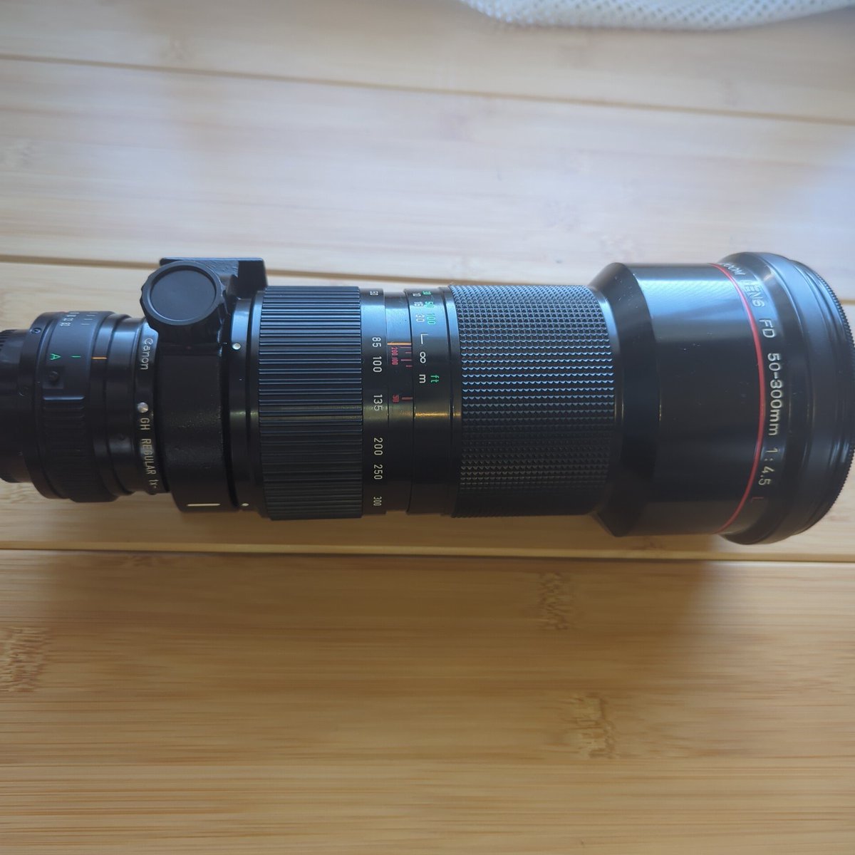 Canon New FD 50-300mm F/4.5 L 珍しいレンズが入荷しました。ebayの過去6ヶ月の販売履歴見ると、6,000〜7,000$くらいで売れてる。36万円で仕入れたけど、こんなに価格差のある仕入れをしたのは初めてで、偽物じゃないか何度もebayの写真と見比べている自分がいます😅