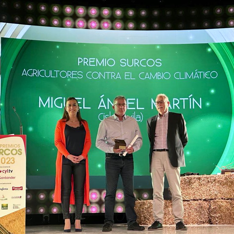 dipuavila's tweet photo. Se han entregado los Premios @SurcosCyLTV. Dos abulenses han sido merecedores de reconocimiento: la Ganadería Hermanos Jiménez, de #Blacha, Mejor Explotación Ganadera; y Miguel Ángel Martín, de #Cisla, como Agricultores Contra el Cambio Climático. ¡Felicidades! #HaciendoProvincia https://t.co/buKDAlvnB2