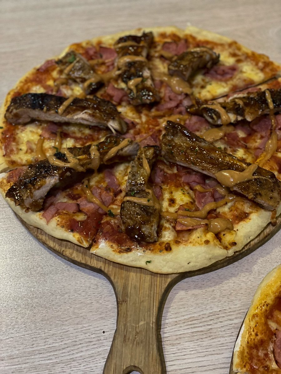BeastlyEatsSA's tweet photo. Ribs on a pizza? YES PLEASE! 😍 https://t.co/Wr8o8OiRyX