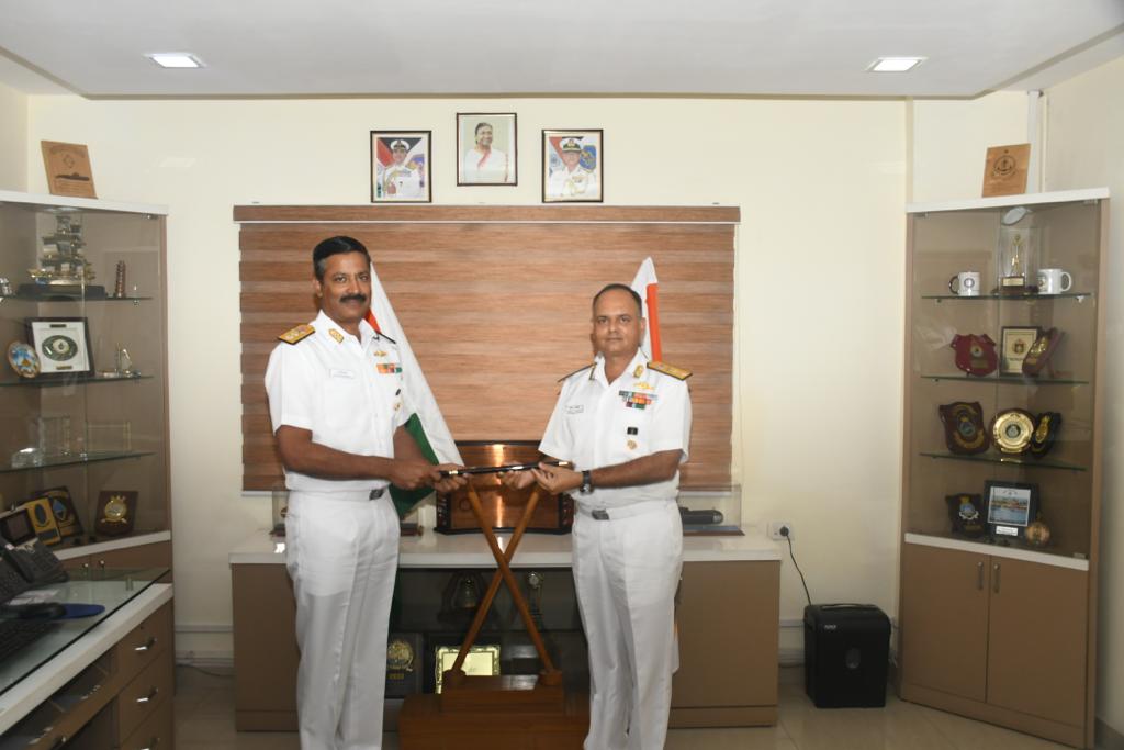 PRO_Vizag's tweet photo. Rear Adm K Venkatraman took over as the 17th Flag Officer Submarines #FOSM from Rear Adm AY Sardesai at #Visakhapatnam. FOSM is the Class Authority & Safety Class Authority for all classes of #submarines in the @IndianNavy. https://t.co/qYVCCn72Iv