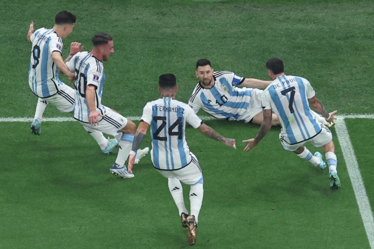 BarcaWorldwide's tweet photo. 🇦🇷🗣️ Rodrigo de Paul: “Playing with Leo Messi is like living with a sensation of surprise all the time, like when you're little and they give you gifts.” https://t.co/c12T2wTW7o