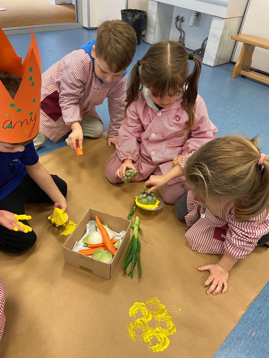 SagratCorDip's tweet photo. Els i les nenes d’Infantil experimentem i manipulem amb fruites, verdures i pintem amb café, cacao, suc de remolatxa i pebre vermell.

#sagratcordiputacio #fundacioneducativasofiabarat #aprenem #educacio #experimentacio #sentits https://t.co/HlZGx7GsGH