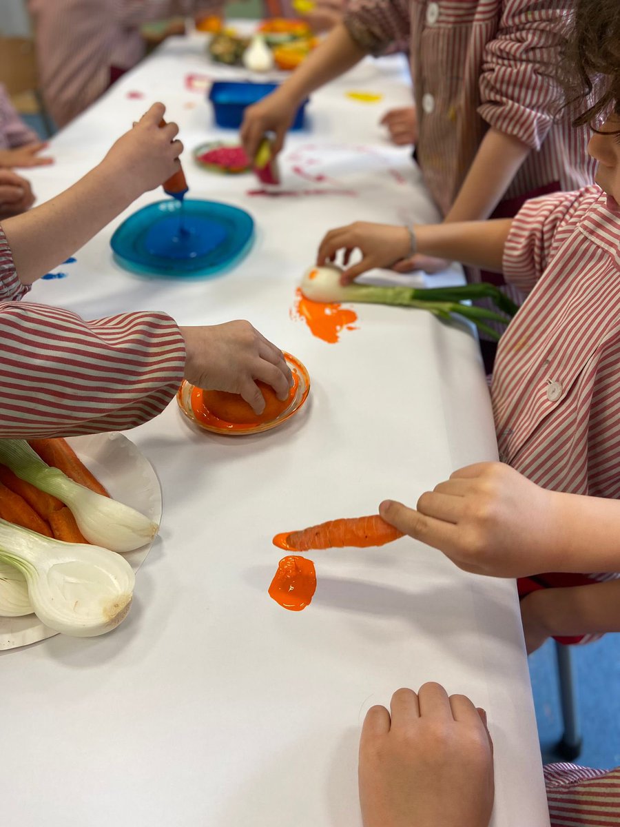 SagratCorDip's tweet photo. Els i les nenes d’Infantil experimentem i manipulem amb fruites, verdures i pintem amb café, cacao, suc de remolatxa i pebre vermell.

#sagratcordiputacio #fundacioneducativasofiabarat #aprenem #educacio #experimentacio #sentits https://t.co/HlZGx7GsGH