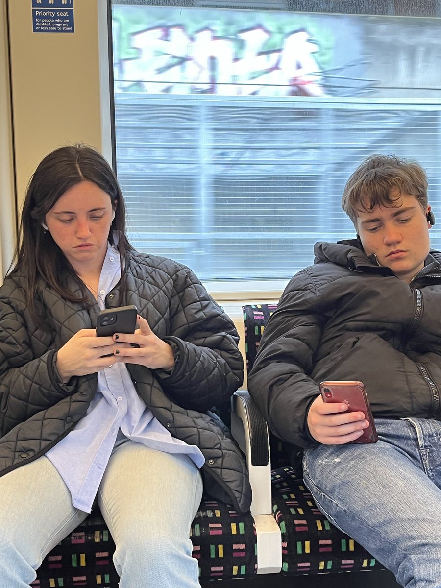 Evalyn7's tweet image. “Find What You Weren’t Looking For.” #TravellingWithDevices #VisualJournal #Poetry #InMotion