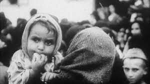 angela_arama's tweet photo. 3/3 KGB-tii le-au permis țăranilor care au vrut să se refugieze în România după ocuparea Bucovinei de Nord, să-și adune ceva boarfe și să ajungă aproape de hotarul cu Țara. Ca aici să-i măcelărească pe toți - n-a scăpat cu viață nimeni. Nici măcar un singur copilaș. https://t.co/1aEkiQUYwo