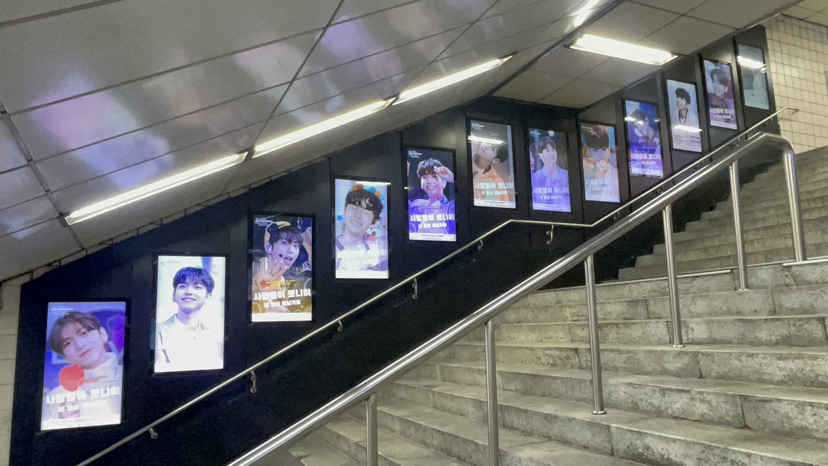 AnthonnyGlobal's tweet photo. Anthonny’s Subway Advertisement is now airing in Sinchon Subway, Korea! ❤️ To those who can visit the advertisement please take alot of pictures thank you!

#MakeAnthonnySmileAgain
#사랑둥이_안토니_수고했어요 https://t.co/Jkn2jCsTI4