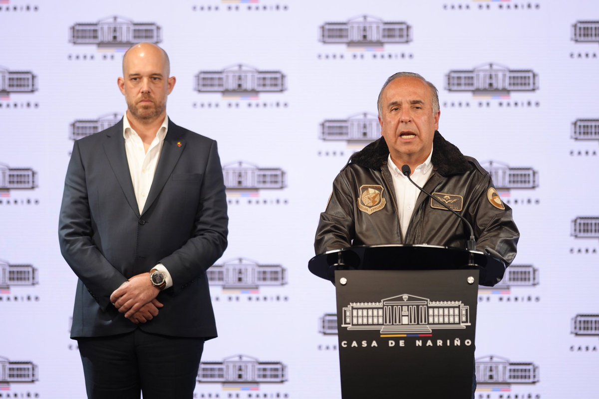 infopresidencia's tweet photo. El Ministro de Transporte, @MinistroReyes, indicó que las medidas tomadas por instrucciones del Presidente @petrogustavo, están enfocadas en atender a los pasajeros de Ultra Air, tanto en el plan de evacuación, como en el cumplimiento de sus itinerarios de viaje de Semana Santa. https://t.co/k4Ejq2t9VR