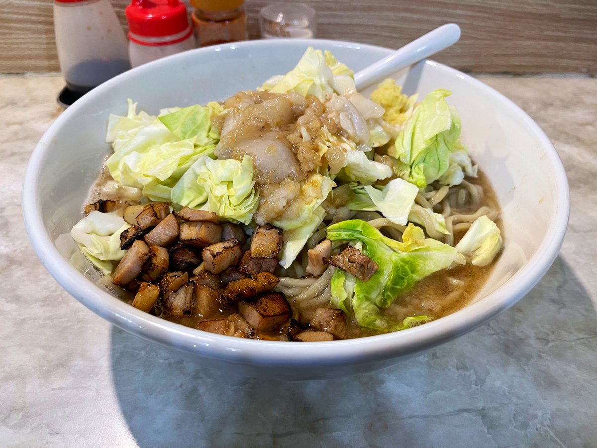 9Hsa's tweet photo. 昨夜は「限定麺今日までだよなぁ」と思いながら麺屋ラッキーへ。

絶妙なサイズにカットされた生キャベの食感が、スープに浸されて段々と変わっていくのも楽しめました。

いつも通り大盛り全マシ、ご馳走様でした。

Twitter見たら明日迄延長してるのでまだ食べてない人も間に合う、ってことで是非。 https://t.co/dY9MNnRQrh