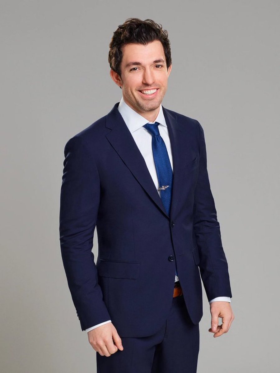 MediumSizeMeech's tweet photo. Anytime I see anything about Love is Blind I get so confused because baby this is a property brother https://t.co/pPRf7iJ05s