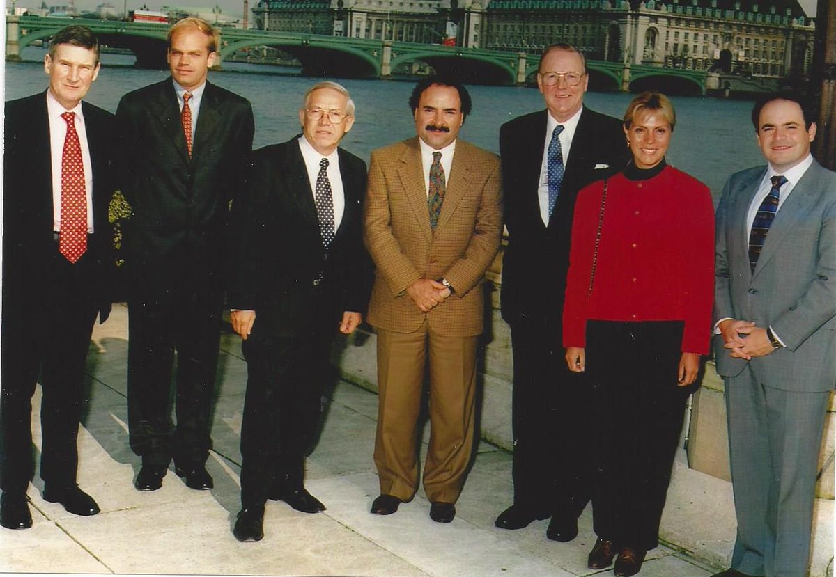 Gran noticia para Chile ser socio en el TPP con Reino Unido. Nos une, no sólo el comercio internacional, sino tb una antigua amistad (la foto es de 1998, con @RodrigoAlvarez_ @lilyperez, Antonio Leal y Juan Bustos. A estos 2 ultimos los recordamos con enorme cariño y admiracion)