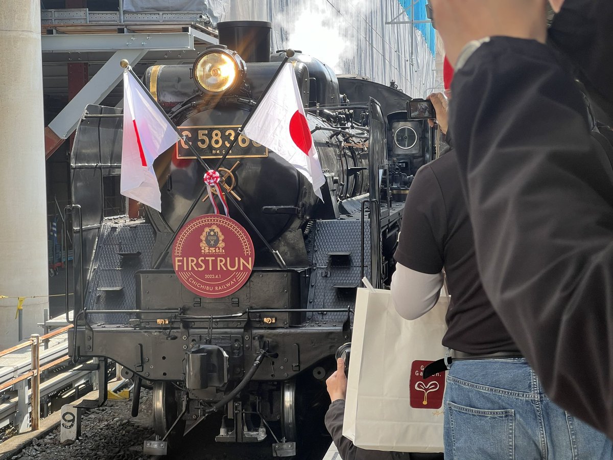 SLパレオエクスプレスのファーストランは日章旗と特別ヘッドマークを