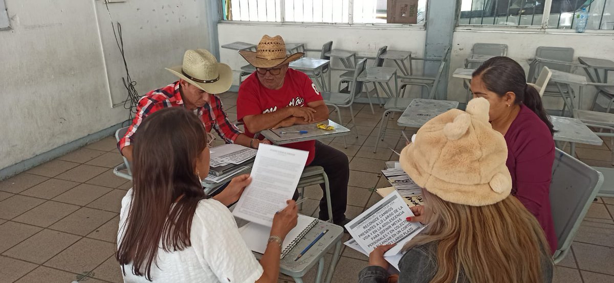 Momoregresa's tweet photo. En la @Secundaria39T mixta nuestros CTE son espacios creativos, reflexivos y humanos. Estamos construyendo una CAV auténtica y dinámica. Este viernes tocó tema de sombreros y análisis del plan sintético. #RecreaEducación #Recrea #CAV #39Mixta https://t.co/3Q4AX926cG
