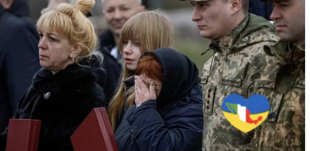 Ucrania recuerda la masacre que vivió Bucha un año después de la liberación de la localidad del norte de Kiev. El presidente Zelenski depositó velas rojas en el memorial dedicado a las víctimas de la matanza.
@UKRinMEX @diasporaUAmx @Cheetos256 @SantaOlgaDeKyiv @TsvykTetiana