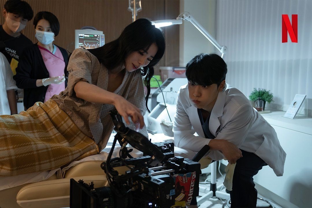 UnderbedDara's tweet photo. มีข่าวรับวันที่ 1 เมษายน จาก #Dispatch ว่าตอนนี้นุ้งโดฮยอนของนูน่า กำลังออกเดท!

ผู้หญิงคนนั้นคืออิมจียอน (พัคยอนจิน) ทั้งคู่ร่วมงานกันในซีรีส์ #TheGlory 

#ใต้เตียงดารา https://t.co/HZ1NG7xXl2